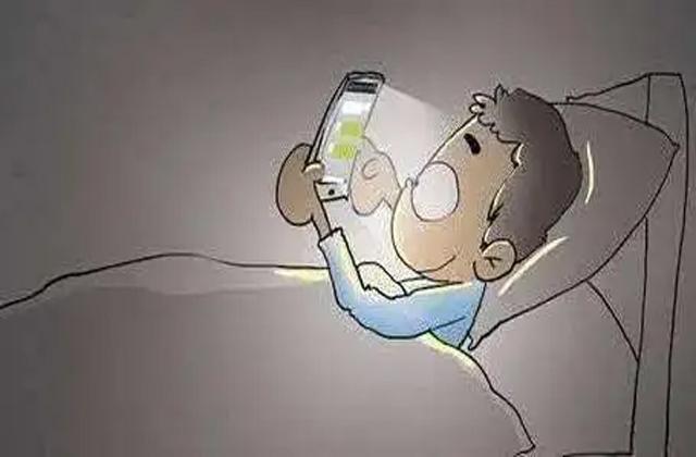 晚上睡覺(jué)玩手機(jī)的危害有哪些？睡覺(jué)前玩手機(jī)有何影響？